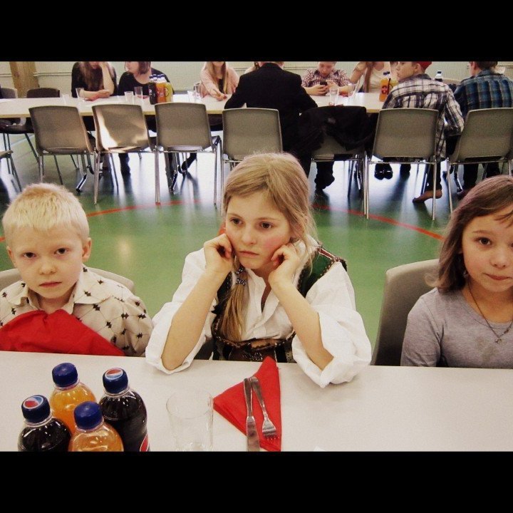 Jæja, fer nú ekki að koma matur? Auðun, Mekkín og Þorbjörg voða fín og mjög þungt hugsi.