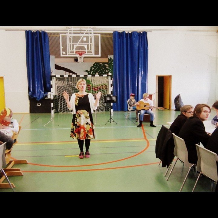 Stefanía heldur tölu.