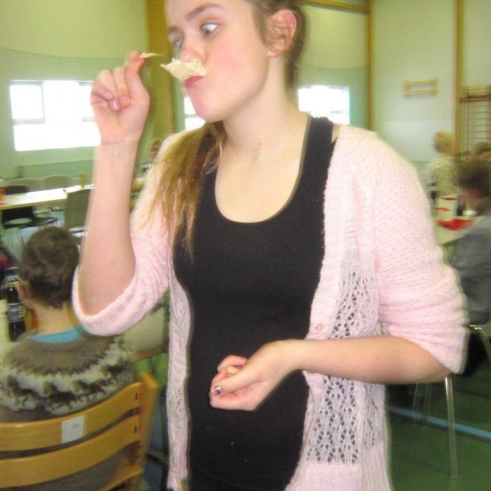 Siggu finnst góður harðfiskur ... hún tekur hann í nefið.