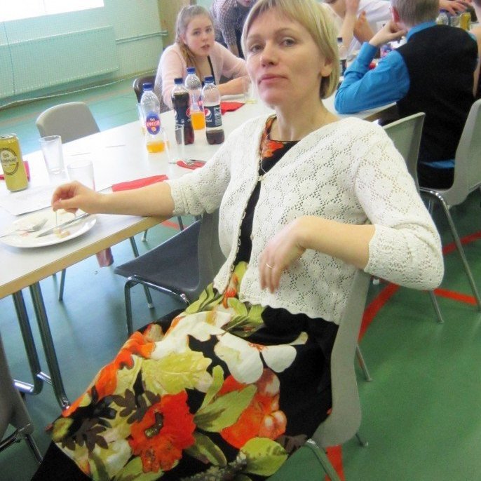 Skólastýran sest í augnabliks afslöppun.