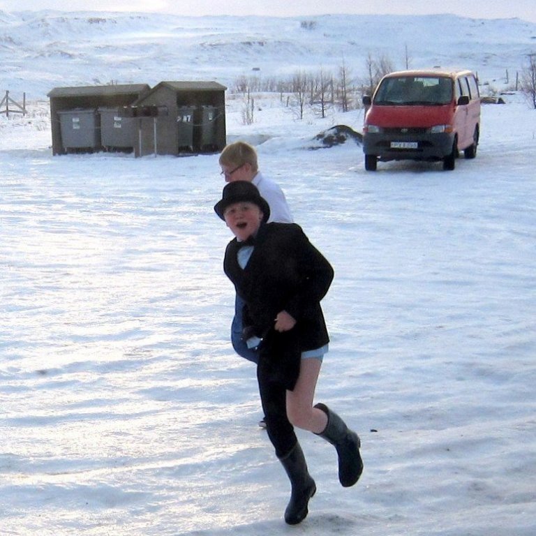 Þetta er eina myndin sem náðist af eldri drengjunum að hoppa kringum húsið í annarri skálminni - þeir voru ekkert að láta vita af þessu og við misstum af því!