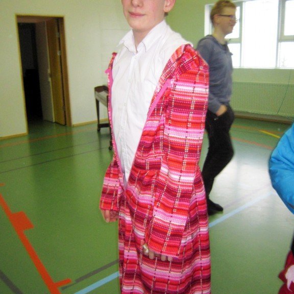 Mikael flottur í þessum fallega kjól.