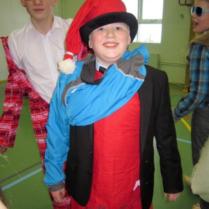 Aron kominn í skrúða.