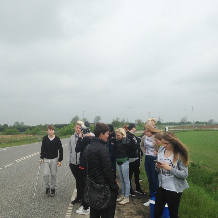 Beðið eftir strætó til að fara í Lególand