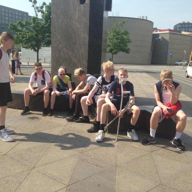 Beðið eftir strætó til að fara í Bláu plánetuna