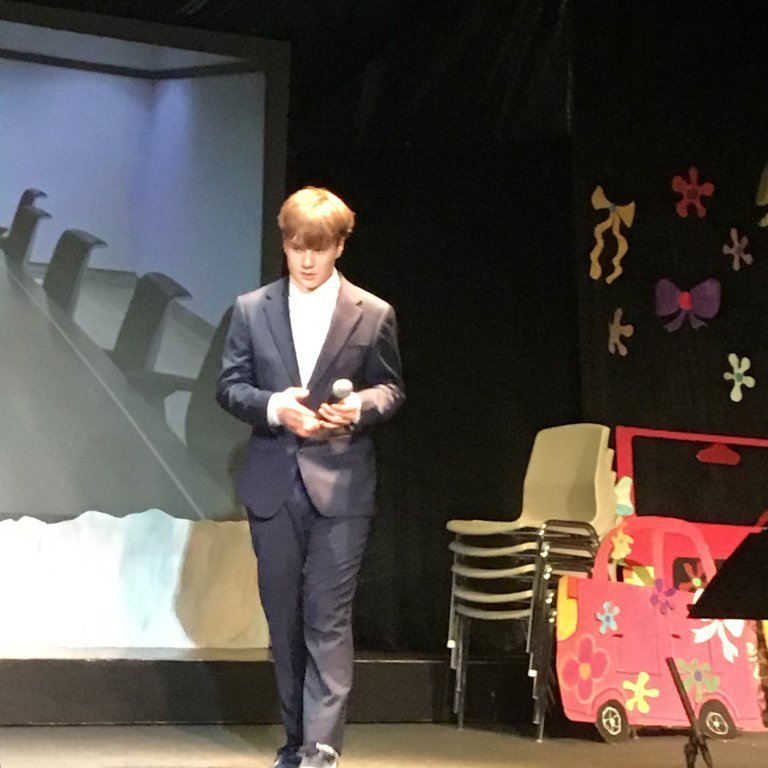 Bæjarstjórinn að fara að syngja