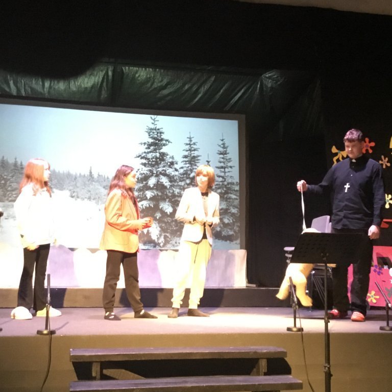 Fjölskyldan að elta prestinn