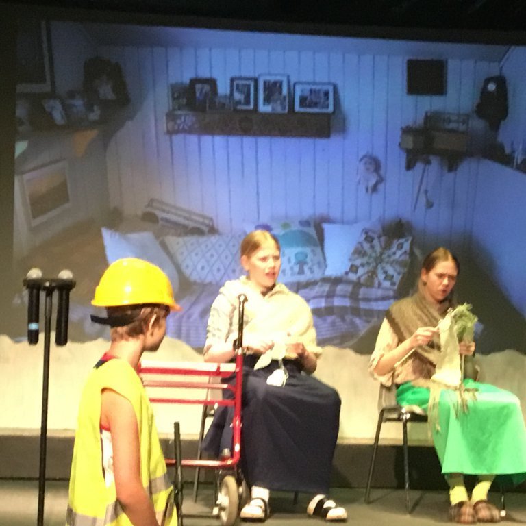 Borarinn að spjalla við gömlu systurnar