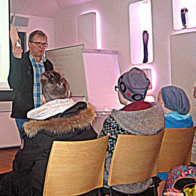 Hann Lalli sýndi okkur gervifætur og -hné og sagði okkur frá starfsemi fyrirtækisins.