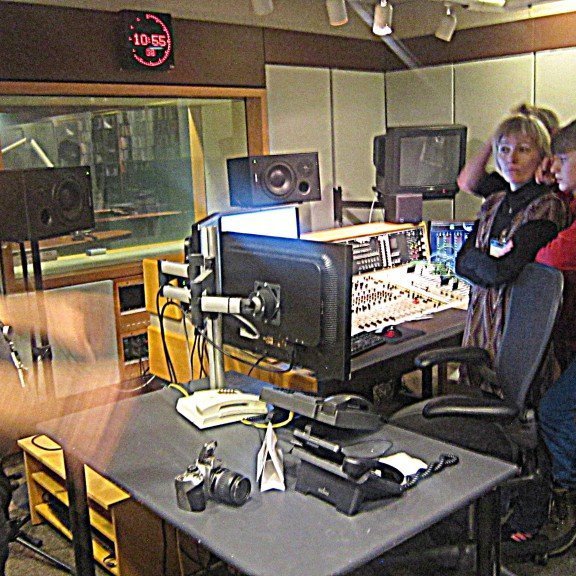 Komin inn í stúdíó ... Gunni Bald alveg á fullu að segja frá ...