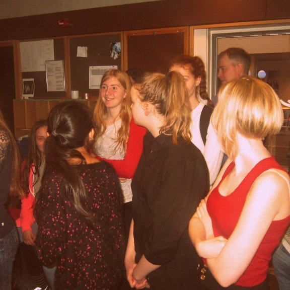 Hluti hópsins í stúdíóinu.