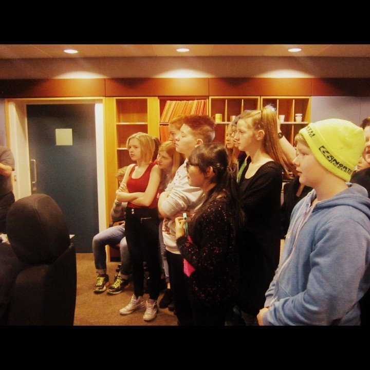 Þarna er verið að horfa og hlusta á ellefufréttir lesnar.