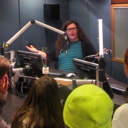 Anna Kristín, sem las fréttirnar, hitti börnin og spjallaði við þau.