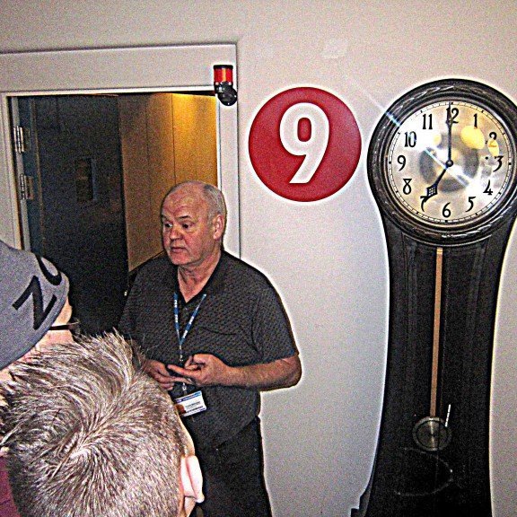 Gunni sýndi okkur gömlu klukkuna á RUV sem stendur niðri.