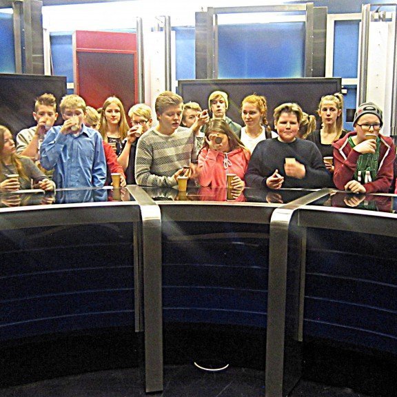 Tekin hópmynd við fréttaborðið.