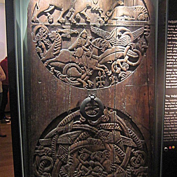 Við rákumst á Valþjófsstaðarhurðina á ferð okkar ...
