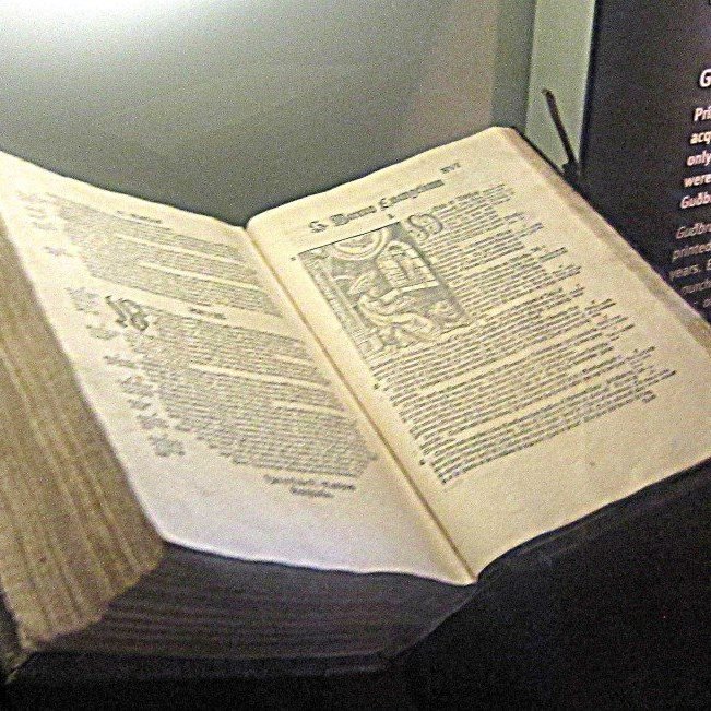 Fyrsta bók sem prentuð var á Íslandi. Guðbrandsbiblía.