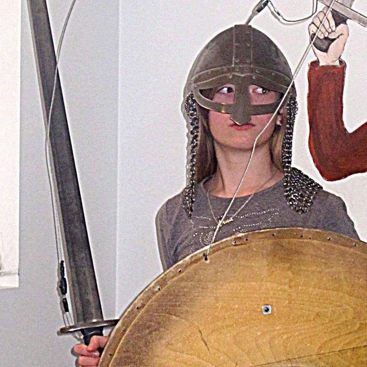 Og Arna frekar undrandi víkingur.