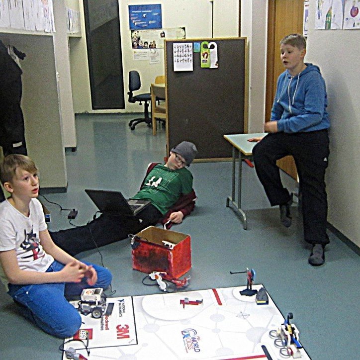 Búið að setja dúkinn upp á gólfinu í Melaskóla. Nú er hægt að fara að æfa sig.