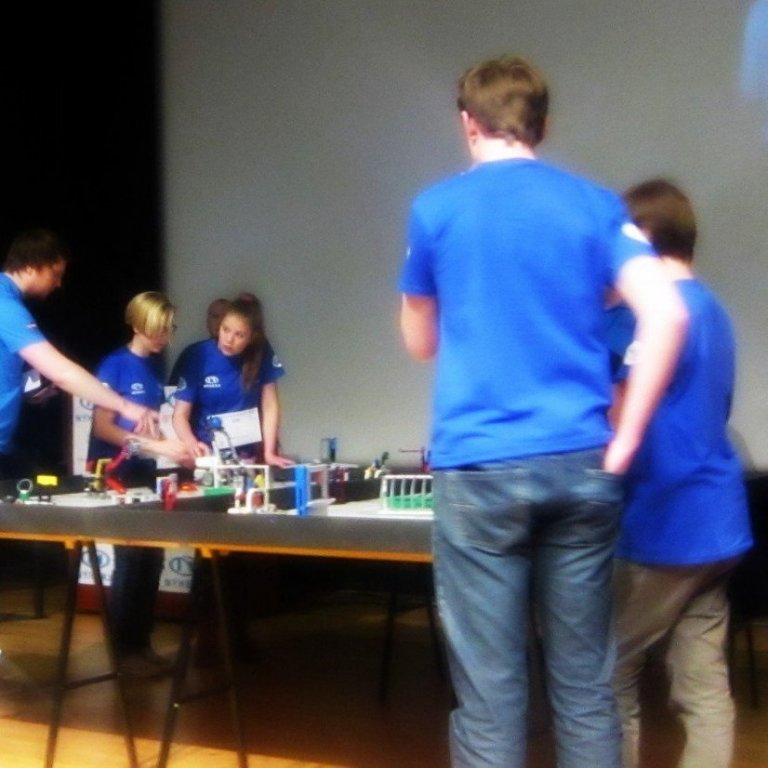 Fyrsta umferð stúlknanna hafin.