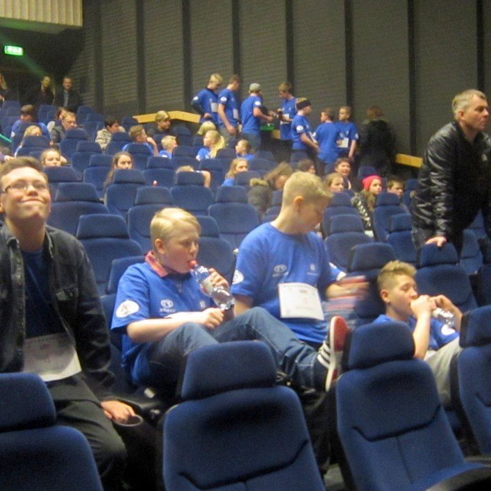 Strákarnir voru mjög duglegir að hvetja stelpurnar.