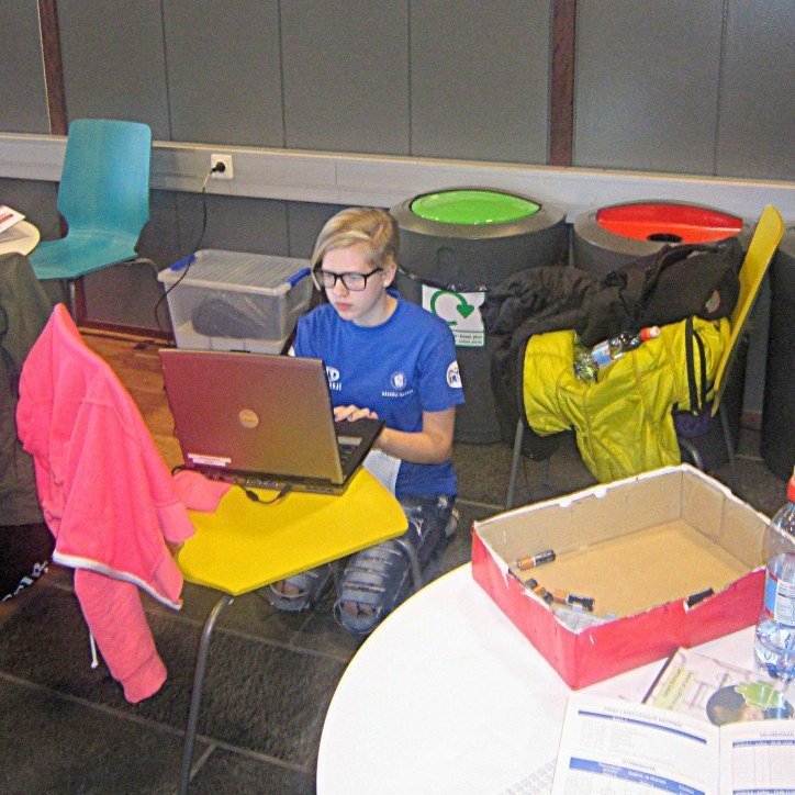 Lára að vinna í forritunum milli atriða.