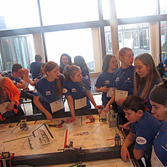 Stelpurnar við æfingaborðið.