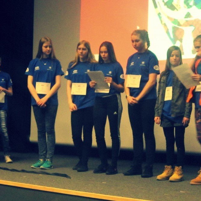 Stúlkurnar kynna dagbókina sína.