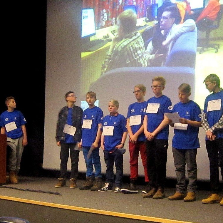 Strákarnir kynna dagbókina sína.