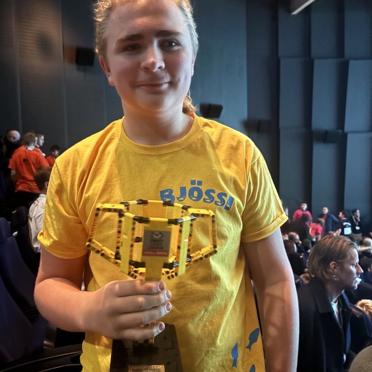 Sigurglaður nemandi í Legókeppninni