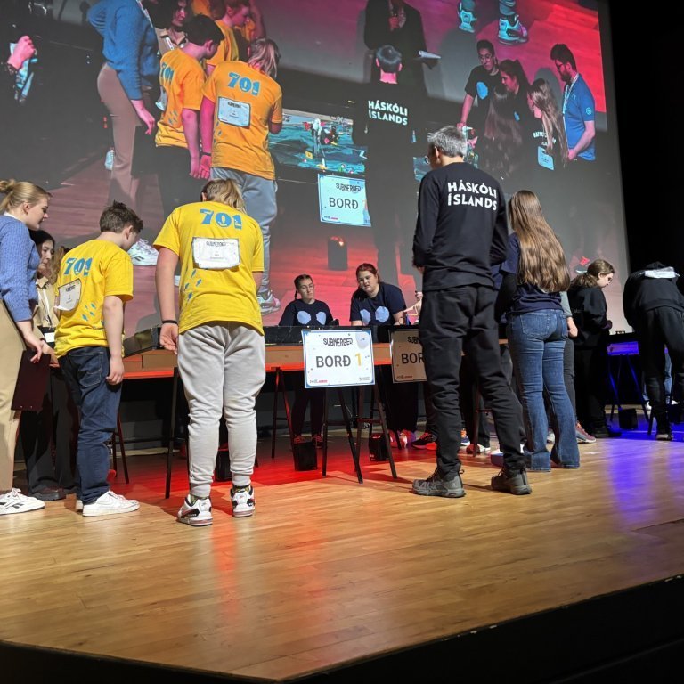 Liðið 701 á sviði.