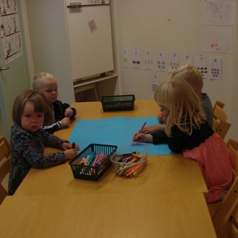 Verið að undirbúa plakatið sem við settum á hurðina inní leikskólann