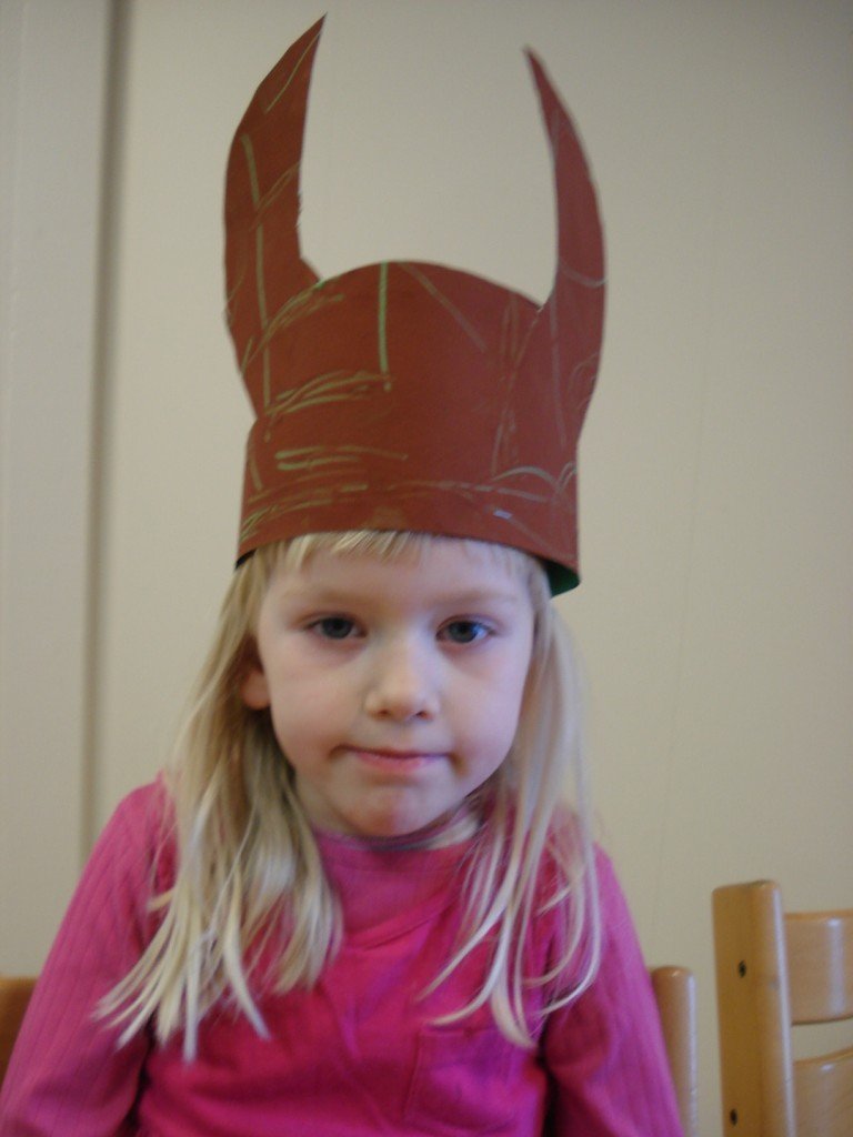 Klara með víkingahjálminn sinn