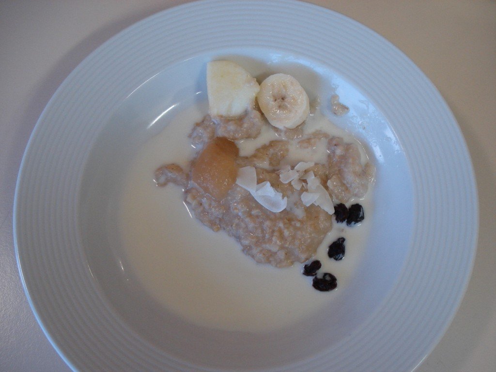 Svo settum við í hann rúsínur, banana, epli, eplamauk og kókosflögur!