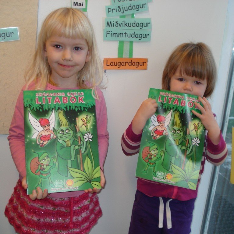 Við vorum svo heppin að Mekkín Ann Bjarkadóttir, nemandi í 5. bekk, færði okkur Skógarlitabók með ýmsum fróðleik og skemmtilegum myndum til að lita