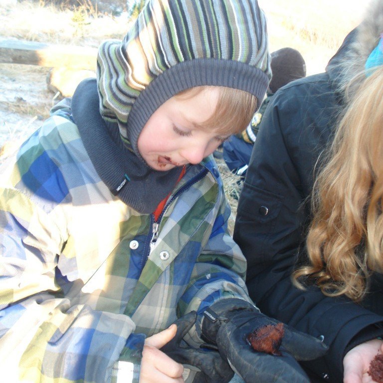 Tumi að njóta kökunnar :)