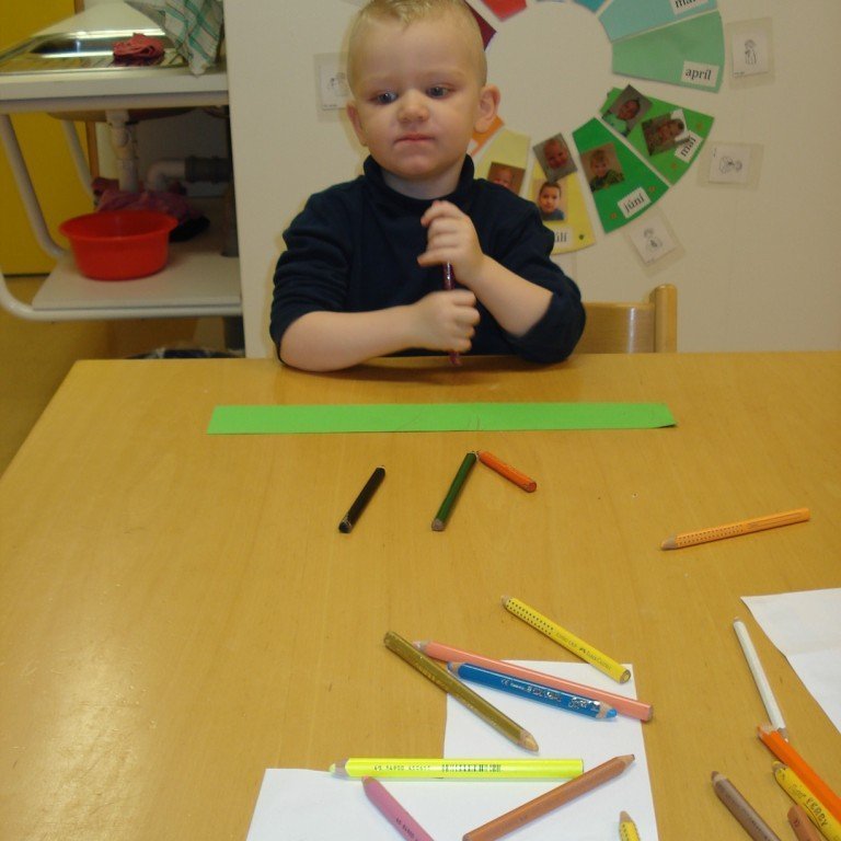 Allir drógu nafn einhvers annars og áttu svo að gera fína mynd handa þeim á blaðið. Svo var þetta afhent með pompi og prakt eins og sjá má hér aftar :)