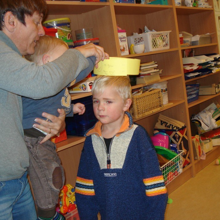 Felix gerði kórónu (með hjálp Elsu) handa Bjössa