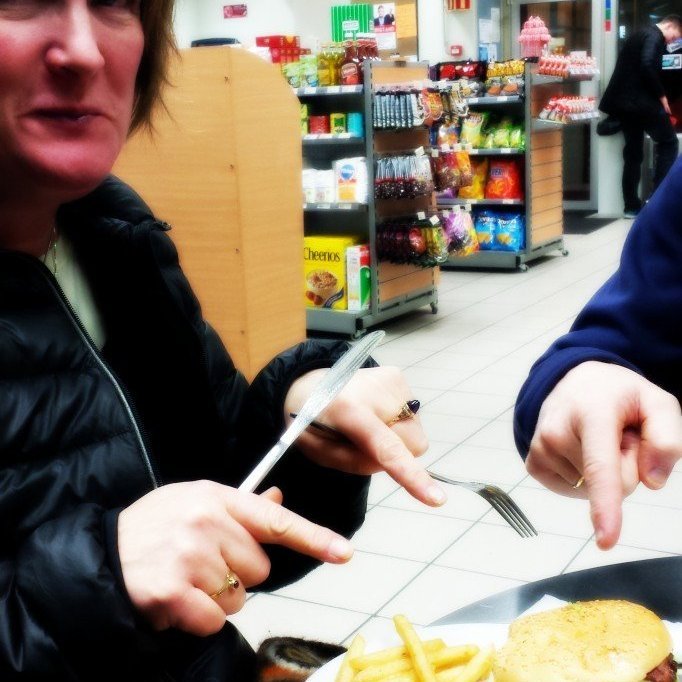 Verðum að enda á þessari fínu mynd af Þóreyju og TVÖFALDA hamborgaranum hennar - hún var svooooooo svööönng!