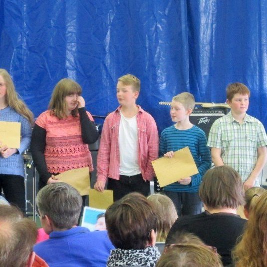 ... og tók við einkunnum og rósum.