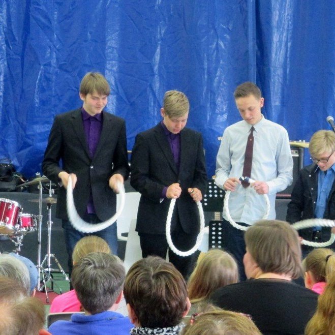 Útskriftarpiltarnir fengu spotta frá Hlyni Bragasyni, með skilaboðum um að vera nú ekki með allt niðrum sig.