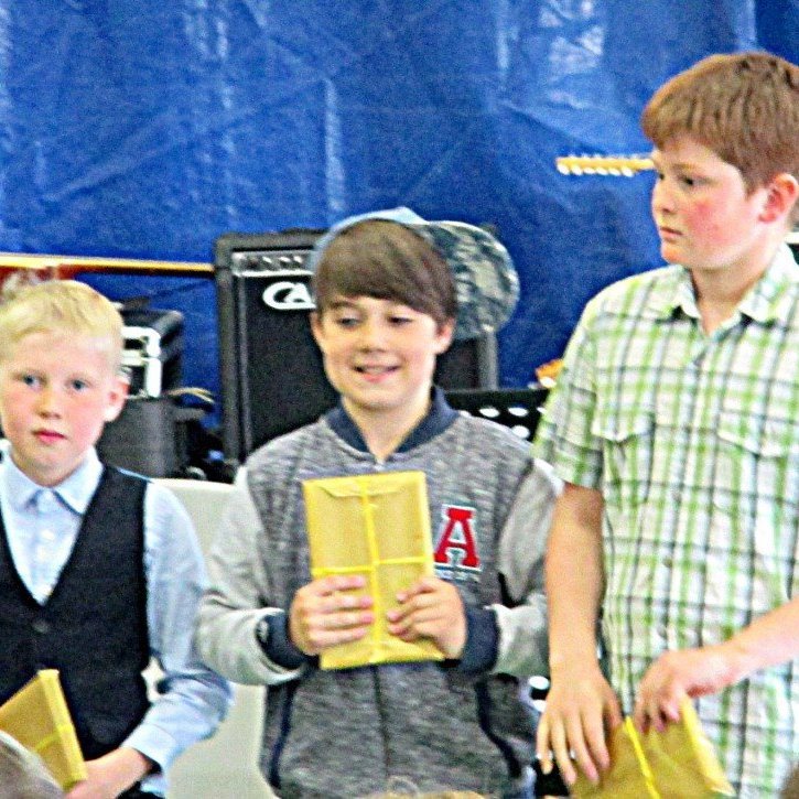 Steinar, Aron og Máni fengu viðurkenningu fyrir framfarir í lestri.