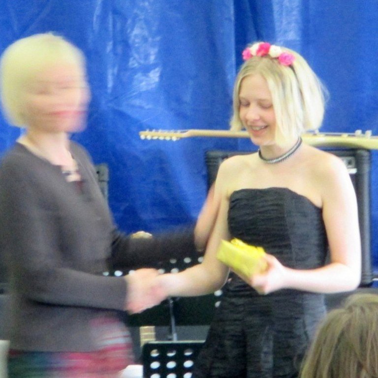 Lára fékk svo verðlaun fyrir bestan námsárangur í heildina (afsakið hvað skólastýran er hreyfð, hún er bara svo snör í snúningum).