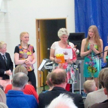 ... nemendur í 9. bekk kvöddu umsjónarkennarann sinn með söknuði (en ekki hvað?).