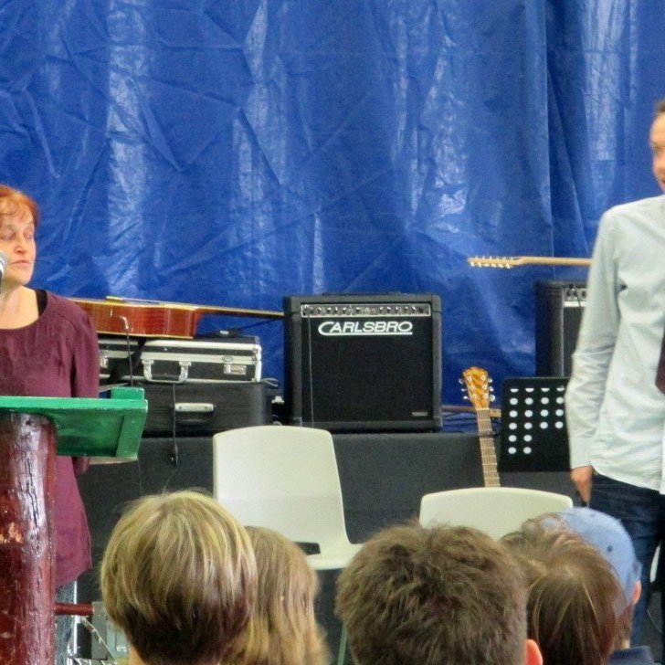 Suncana afhenti Erni prófskírteini í sellóleik, og auglýsti í leiðinni eftir fleiri sellónemendum sem eru víst afar sjaldgæf tegund.