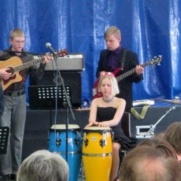 Valdi söng Gamli skólinn af mikilli list.