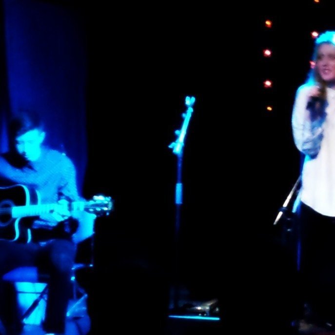 Embla söng íslenska útgáfu af lagi sem ég man ekki alveg hvert var.