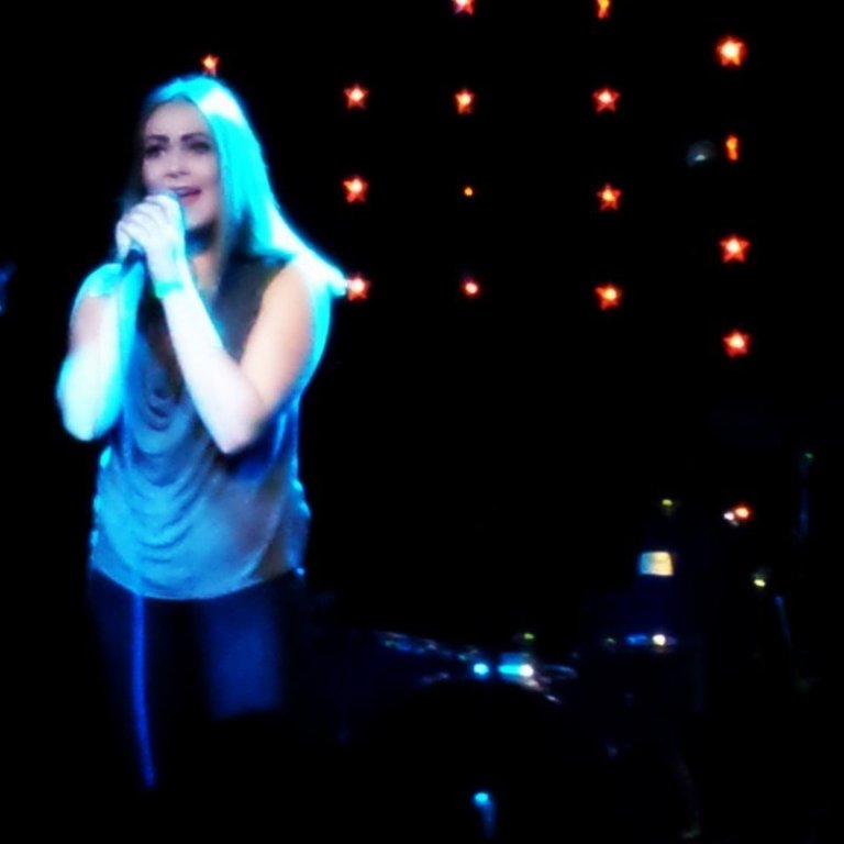 ... söng lagið Ógleymanlegt.