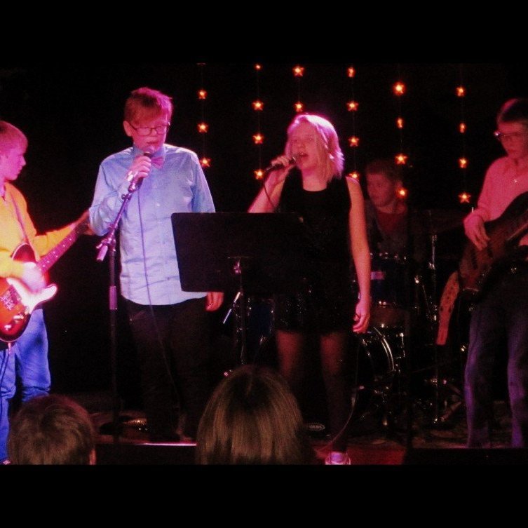 ... sungu frumsamið Sólarlag.