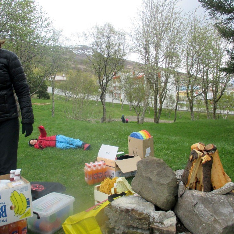 Verið að undirbúa matinn og allir orðnir svangir.